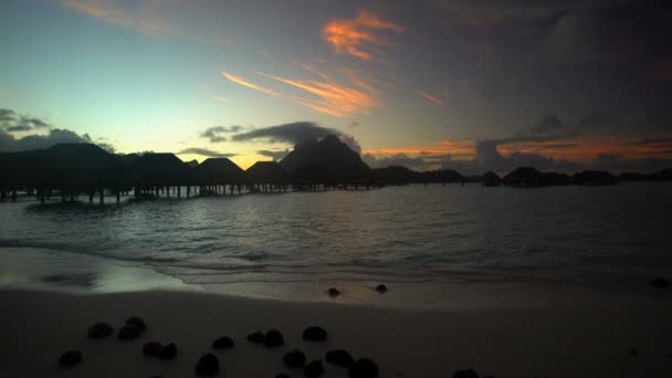 Praia de Bora Bora ao pôr do sol — Vídeo de Stock