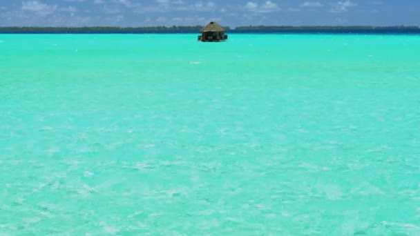 海蓝宝石泻湖的水上小屋 — 图库视频影像