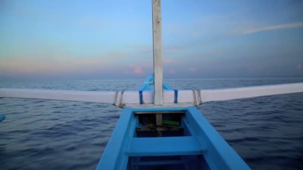 Outrigger каноэ гонки через океан — стоковое видео