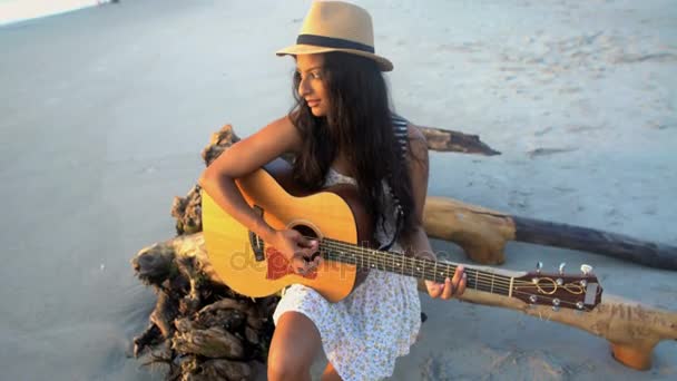 Девушка играет на гитаре — стоковое видео