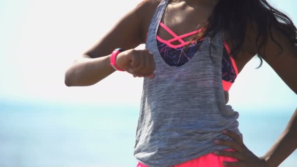 Mujer descansando después del entrenamiento — Vídeo de stock