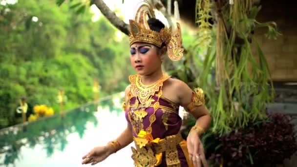 Penari Bali tampil dengan kostum — Stok Video