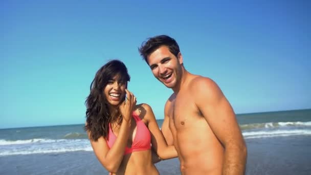 Пара обнимается на пляже — стоковое видео