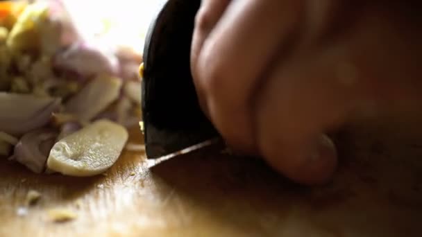 Manos cortar verduras — Vídeo de stock