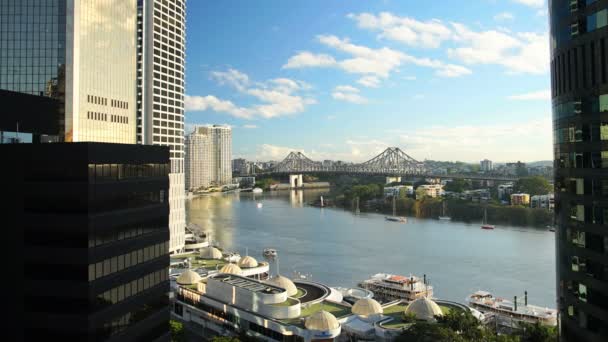 Boten op de Brisbane rivier — Stockvideo
