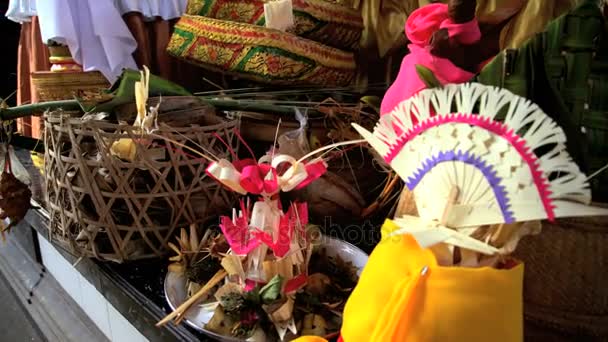 Balinesiska gåvor vid ceremoni — Stockvideo