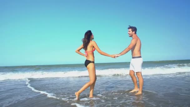 Uomo e donna si divertono sulla spiaggia — Video Stock