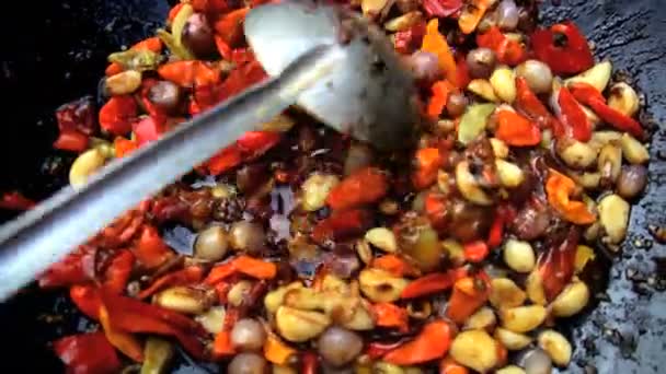 Aduk sayuran goreng hidangan memasak di wok — Stok Video