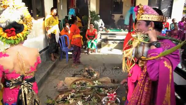 Balinese bruid en bruidegom voldoen aan gasten — Stockvideo