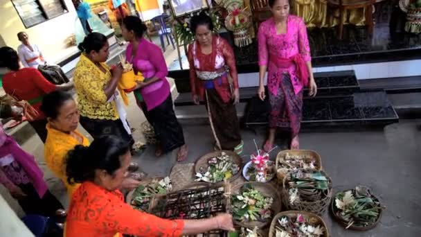 Balinese huwelijksgasten voorbereiding geschenken — Stockvideo