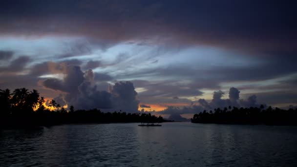 Coucher de soleil de l'île tropicale de Bora Bora — Video