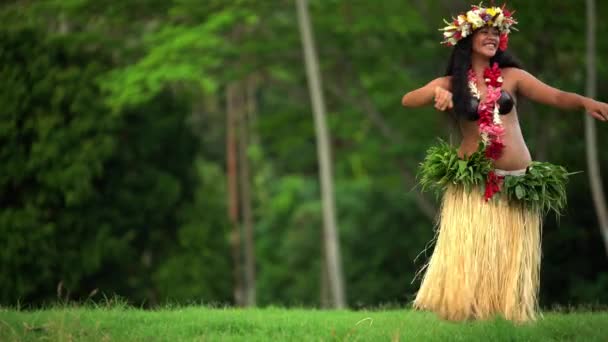 Bailarina hula entretenido en traje — Vídeo de stock