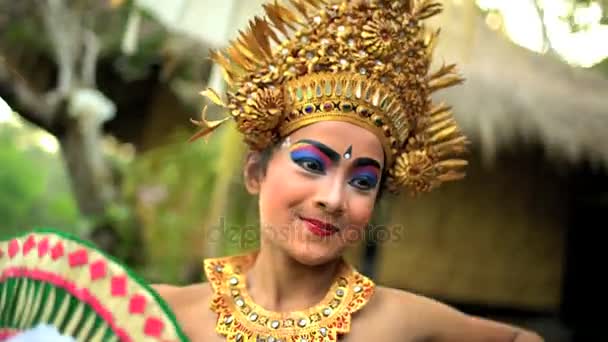 Balinesische Tänzerin tritt im Kostüm auf — Stockvideo