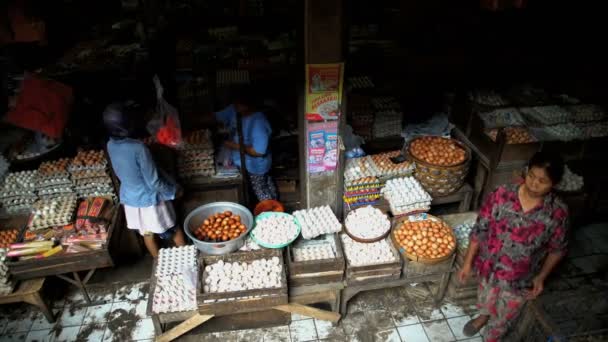 Bancarella del mercato che vende uova di pollo — Video Stock