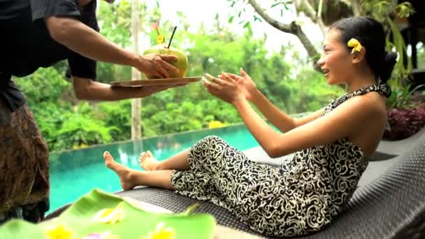 Hembra disfrutando de jugo de coco — Vídeo de stock