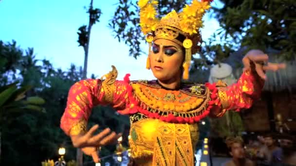 Balinesische Tänzerin tritt im Kostüm auf — Stockvideo
