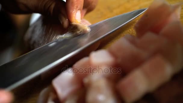 Koch zerteilt Mahi Mahi Fisch — Stockvideo