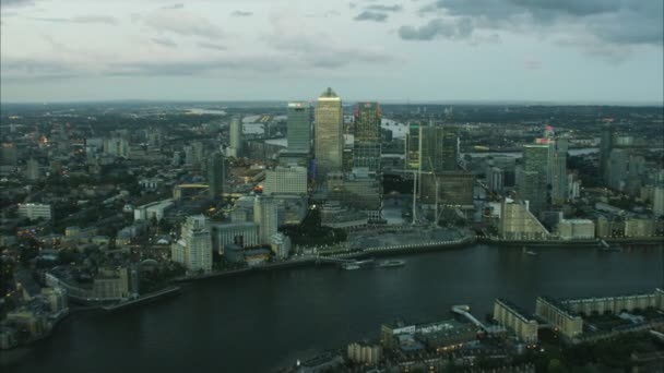 Wolkenkrabbers in het financieel district Canary Wharf — Stockvideo