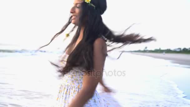 Жінка танцює босоніж на пляжі — стокове відео