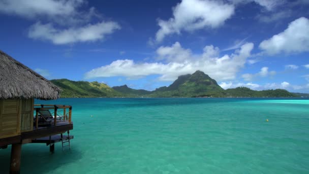 Mt Otemanu 和平房在度假胜地 — 图库视频影像