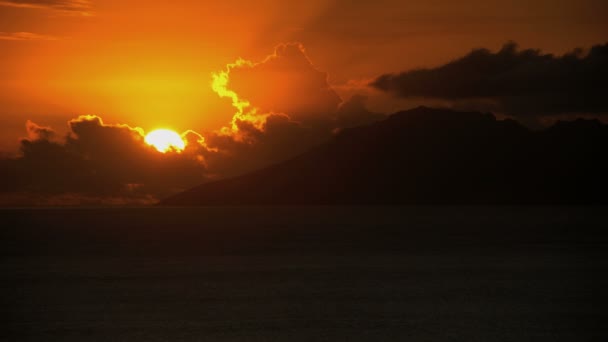 Západ slunce nad vzdálený Mt Otemanu — Stock video