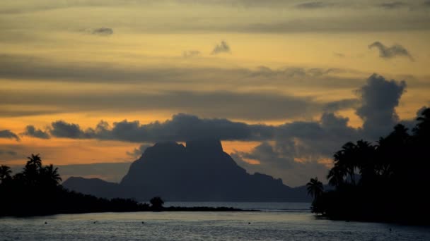 夕阳的热带波拉波拉岛 — 图库视频影像
