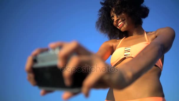 Chica tomando selfie — Vídeo de stock
