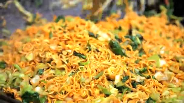 Kızarmış sebze tabağı noodles ile karıştırın — Stok video