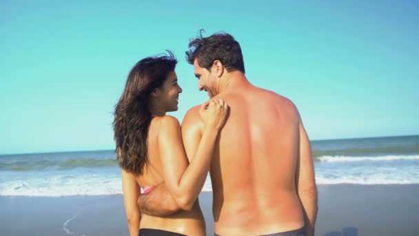 Homme et femme relaxant sur la plage — Video