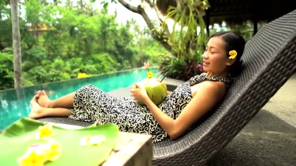 Жіночий питний кокосовий сік — стокове відео