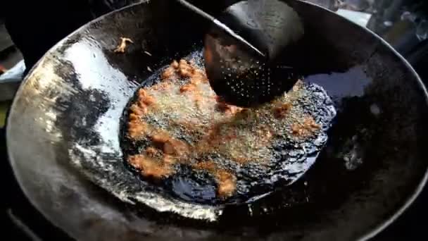Battered chicken cooked in a wok — Stock Video