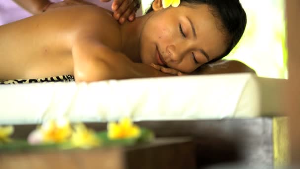 Terapeutyczny masaż relaksacyjny dla kobiet — Wideo stockowe