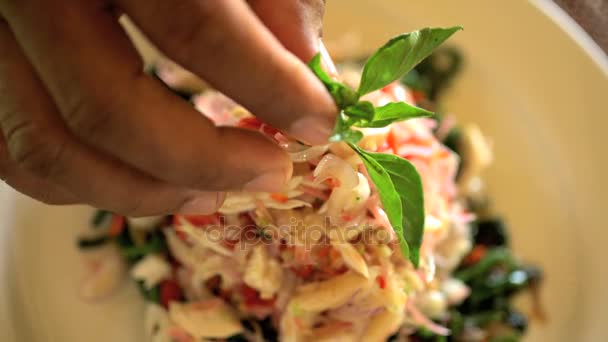 Salsa con condimento preparada por el chef — Vídeos de Stock