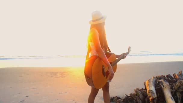 Kobieta relaksujący z gitarą — Wideo stockowe