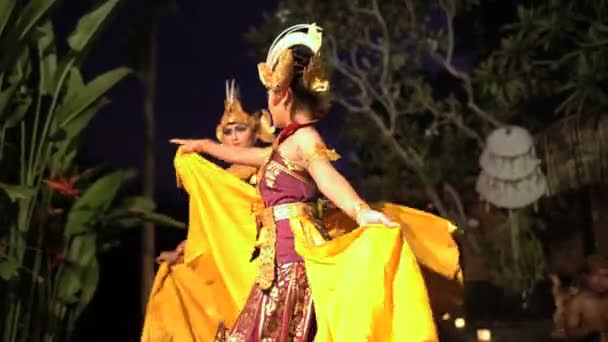 Females performing artistic dance — Stock Video