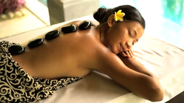 Dziewczyna z kamieni i olejki do masażu — Wideo stockowe