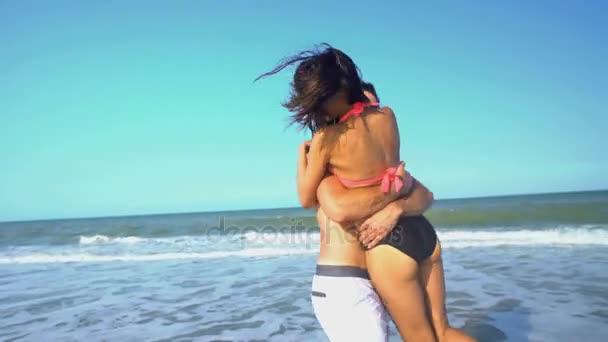 Αρσενικό και θηλυκό που αγκαλιάζουν την παραλία — Αρχείο Βίντεο