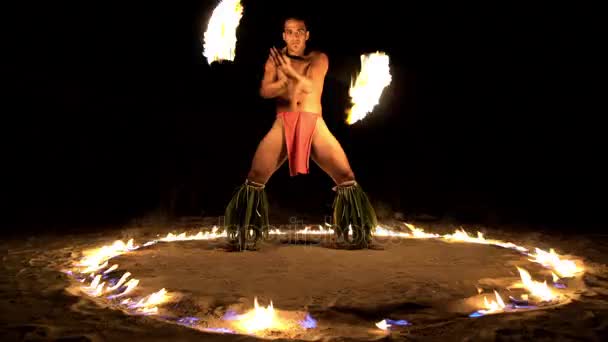 Bailarina de fuego actuando en un anillo de fuego — Vídeo de stock