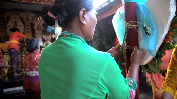 Balinese huwelijksgasten voorbereiding geschenken — Stockvideo