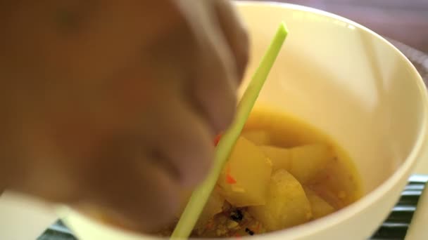 Papaya Soup displayed by chef — Stock Video