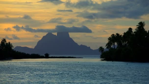 Zonsondergang van Bora Bora eiland lagune — Stockvideo