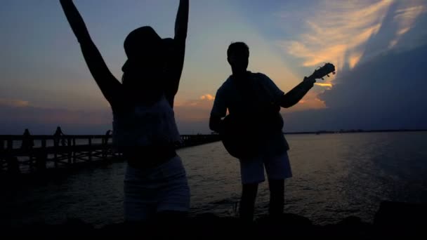 Casal se divertindo com guitarra — Vídeo de Stock