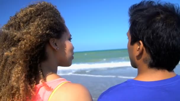 Homme et femme relaxant sur la plage — Video