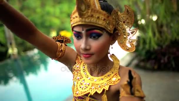 Dançarina balinesa se apresentando em traje — Vídeo de Stock