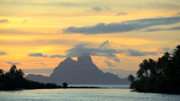 Západ slunce z Ostrov Bora Bora lagoon — Stock video