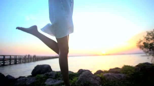 Frau tanzt am Strand — Stockvideo