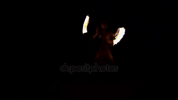 Танцівниця з палаючим факелом — стокове відео