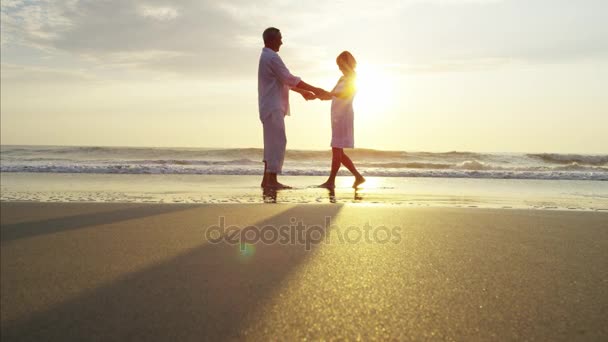 Pareja bailando en la playa — Vídeos de Stock