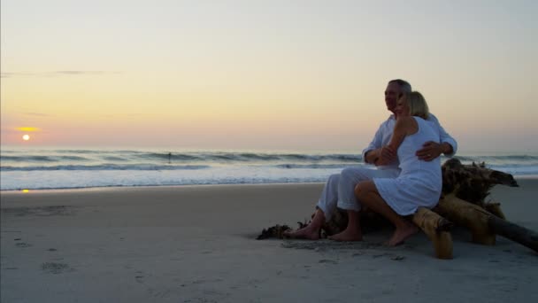 Couple enjoying sunrise on beach — Stock Video