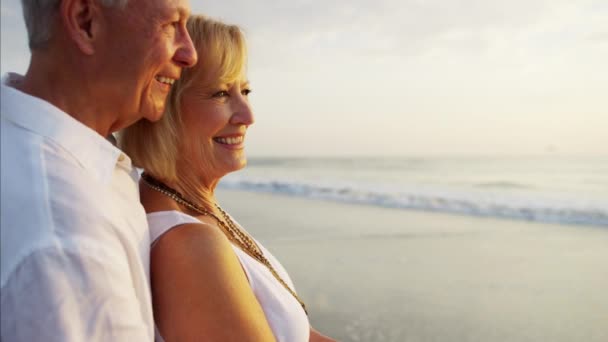 Paar die plezier hebben op het strand — Stockvideo